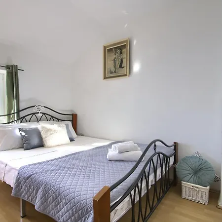 Apartment Old Fisherman's House - Zrinka
